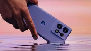 iPhone की इज्जत का धज्जियाँ उड़ाने आया Motorola का 256GB स्टोरेज और प्रीमियम लुक का 5G Smartphone, देखिए खासियत!
